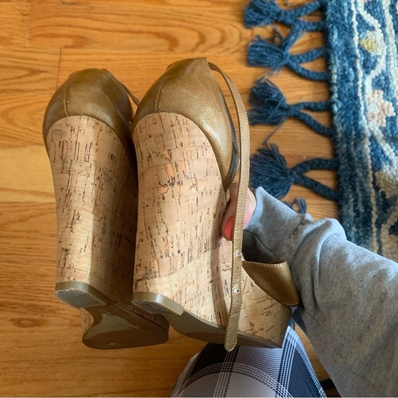 Nine West gold wedge sandals​​​ - Picture 4 of 5